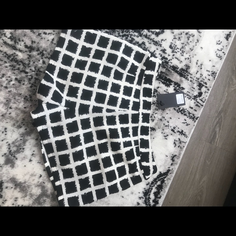 Shorts with black and white detail